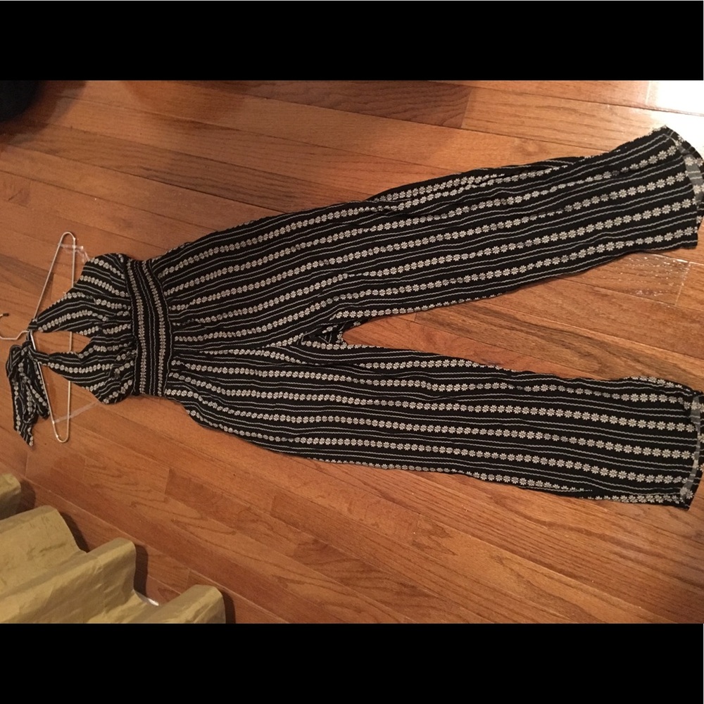 Tag on sexy Summer Halter Jumpsuit 🌺